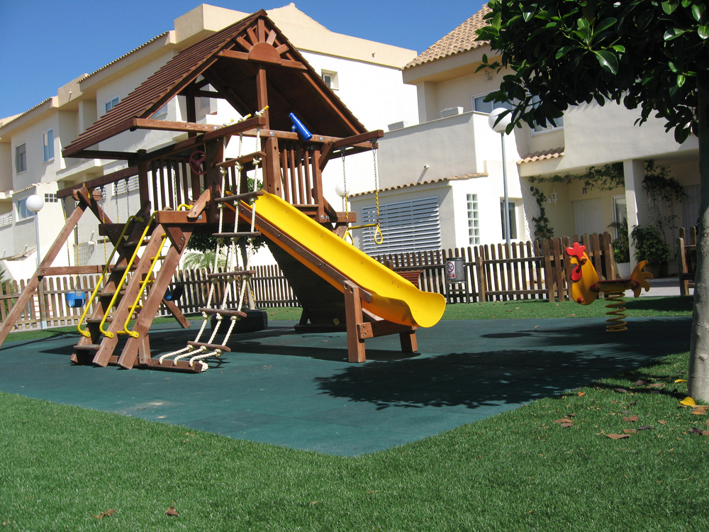 Parque Infantil instalado por verdecesped